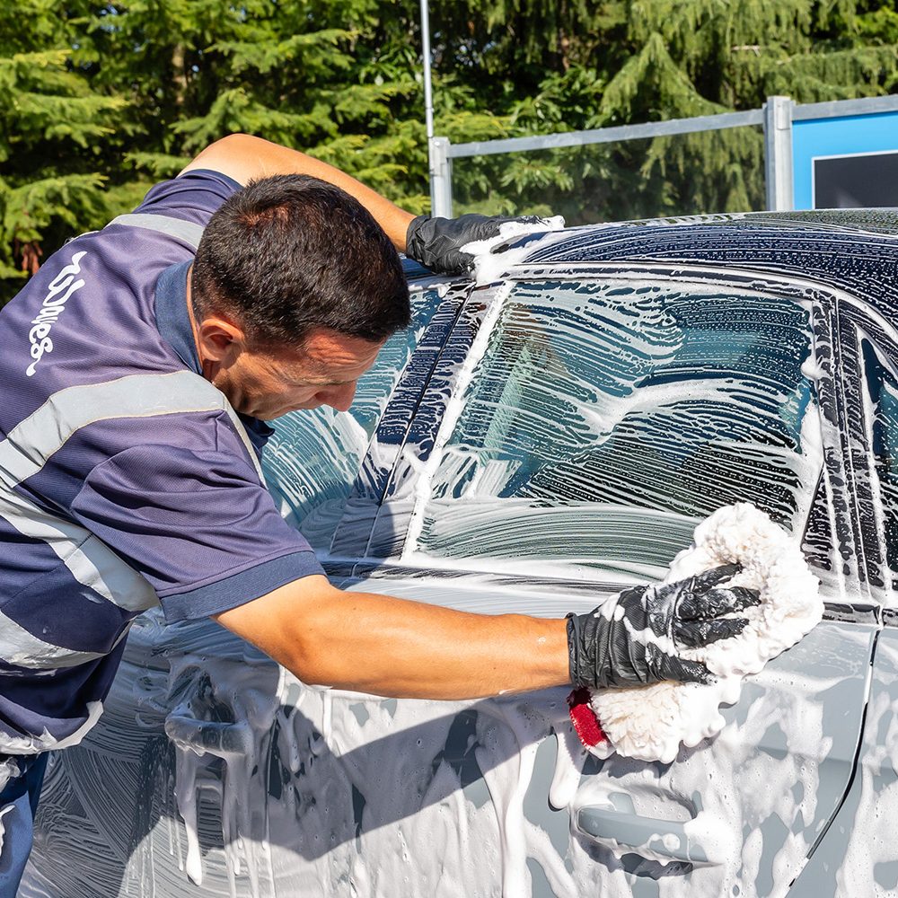 Waves car wash at Dobbies Garden Centre Woodcote Green 11/8/25 - 46988